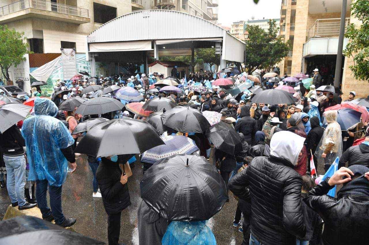 بالصور- حشود في بيت الوسط تأييدا للحريري
