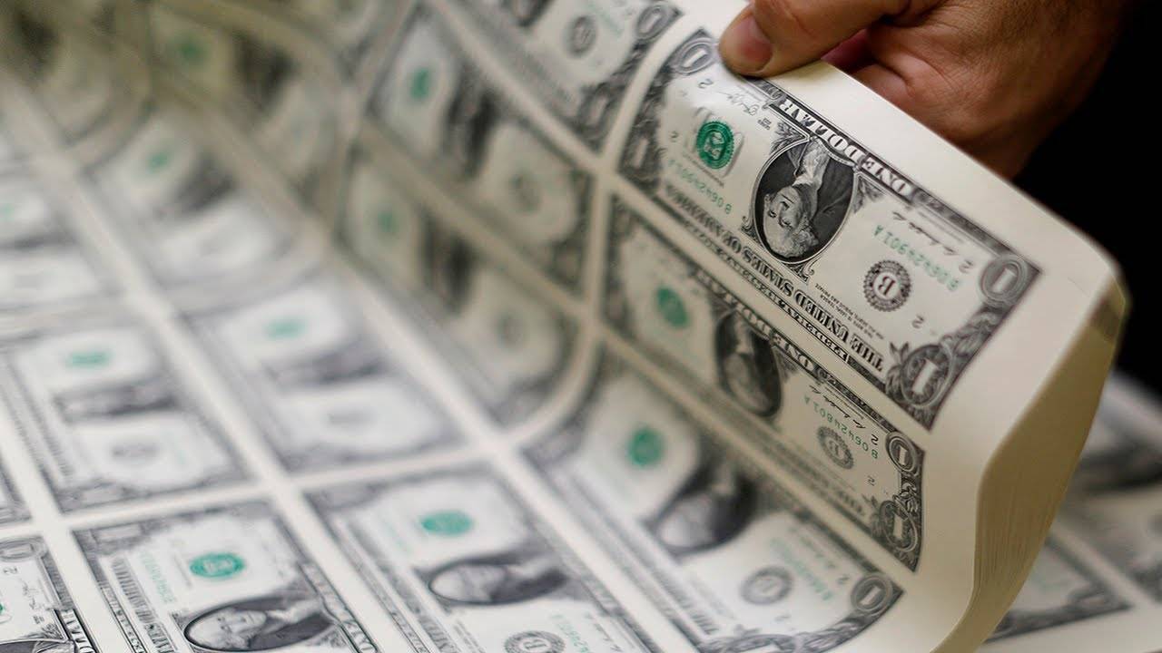 الدولار الأميركي يحافظ على قوته مع موجة بيع تضرب البتكوين