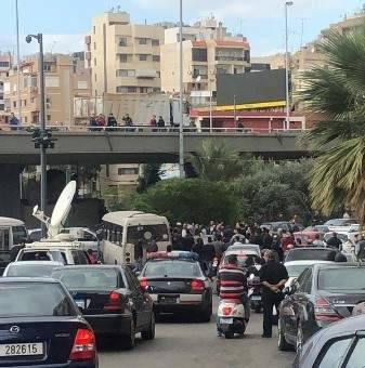 محتجون يقطعون جسر الكولا والجيش يتحرك