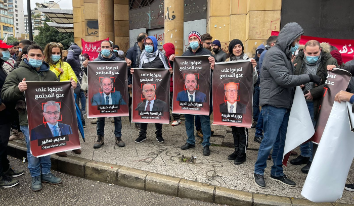 المودعون يتظاهرون: لن نسمح بتحميلنا ثمن
صفقاتهم وهدرهم وفسادهم وتحويل الودائع بالليرة