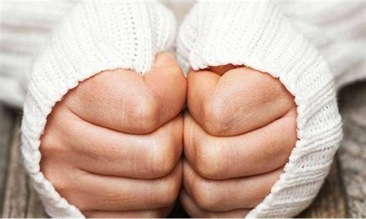 برودة اليدين رسالة واضحة من الجسم.. اليكم التفاصيل