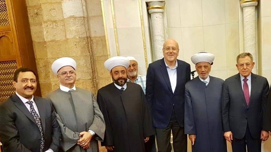 ميقاتي أدى ودريان صلاة الجمعة في المسجد العمري