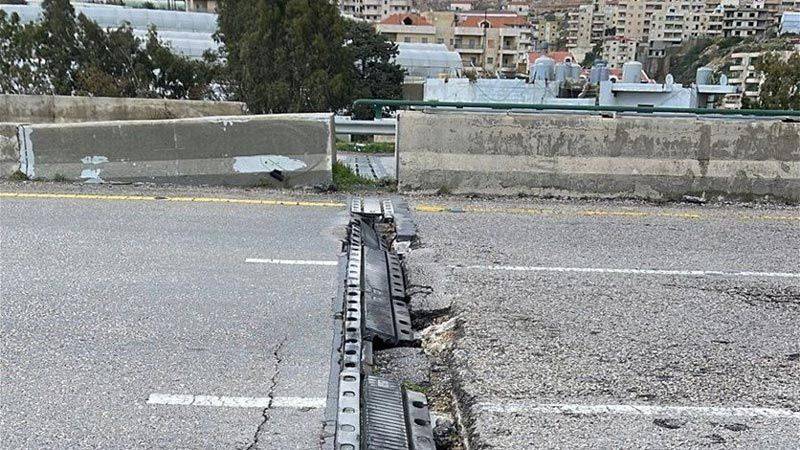 مكتب وزير الأشغال: الورش الفنية تتولى صيانة الجسر بين جدرا ووادي الزينة