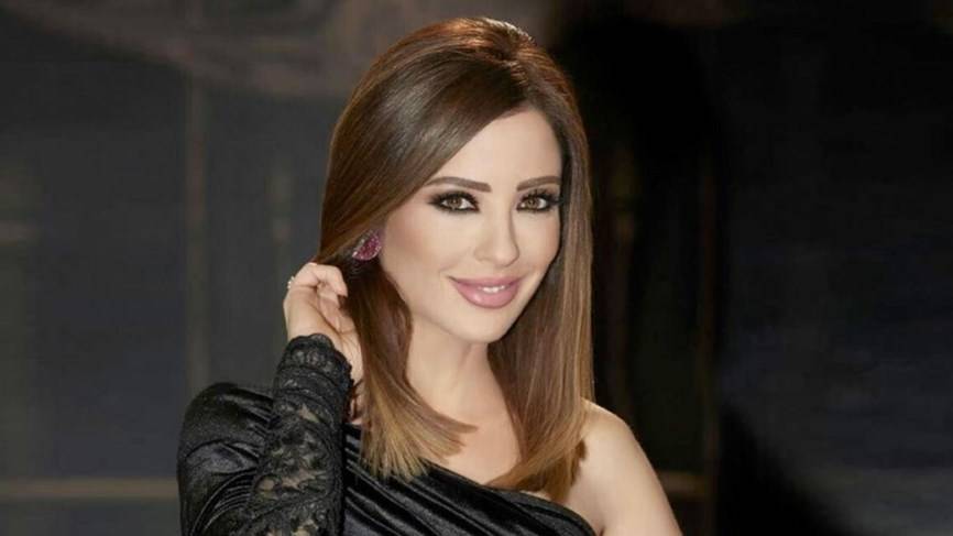 بالفيديو- سقوط وفاء الكيلاني على درج حفل جوائز Joy Awards