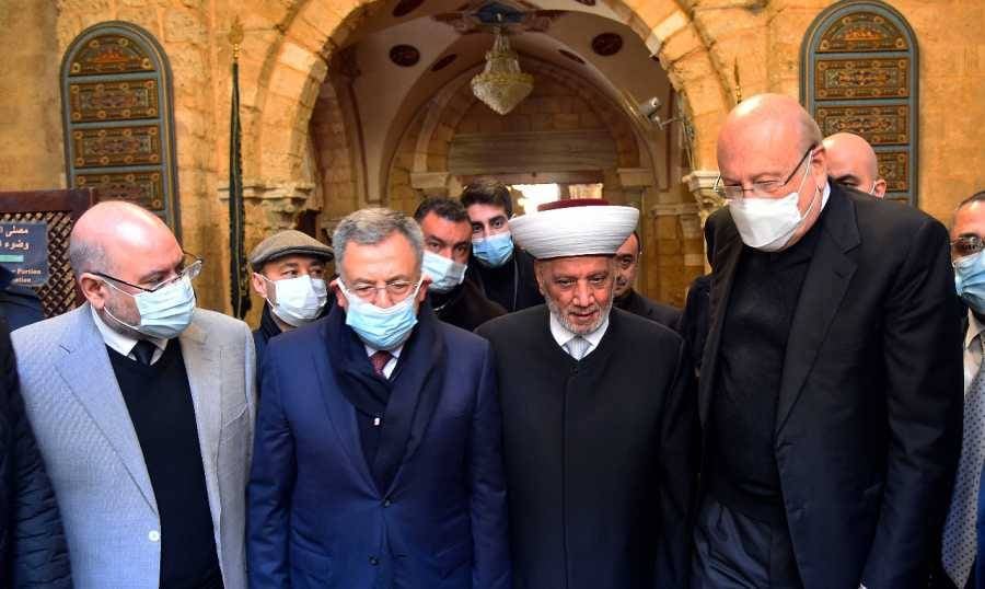 أدى ودريان صلاة الجمعة في المسجد العمري
ميقاتي: الإنتخابات حاصلة
ولن ندعو للمقاطعة السنيّة