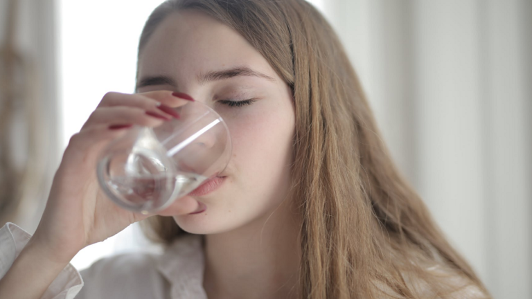 7 طرق بسيطة للتخلص من الفواق.. وكيف نتجنب حدوثه؟