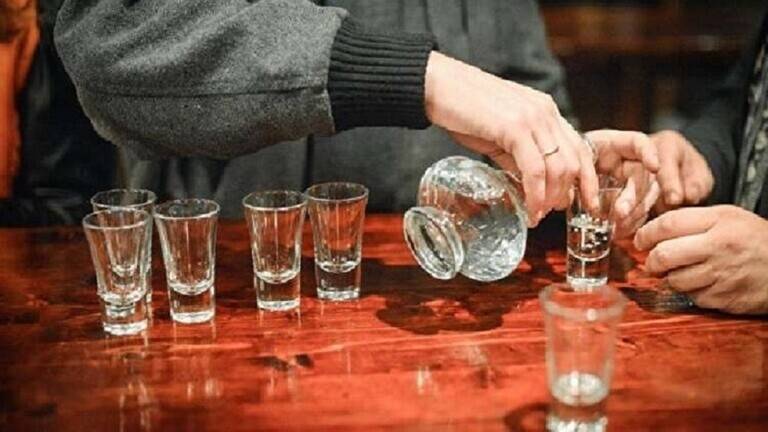 طبيب يحذر من خطورة تعاطي الكحول على بعض المرضى