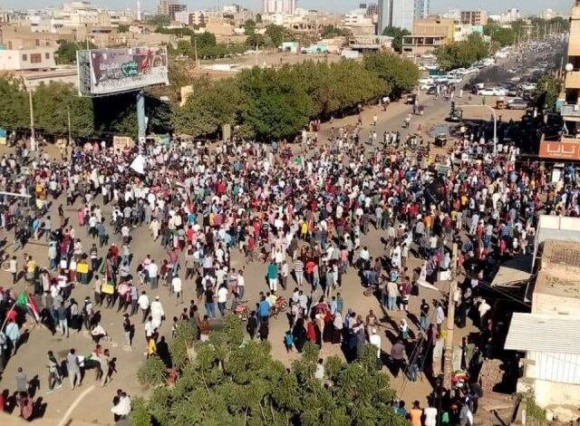 إطلاق غاز لتفريق مُحتجّين قرب القصر الرئاسي في السودان