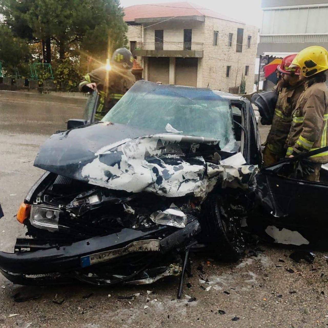 بالصور- جريح بحادث سير مروع على طريق عام بيت الككو - المتن