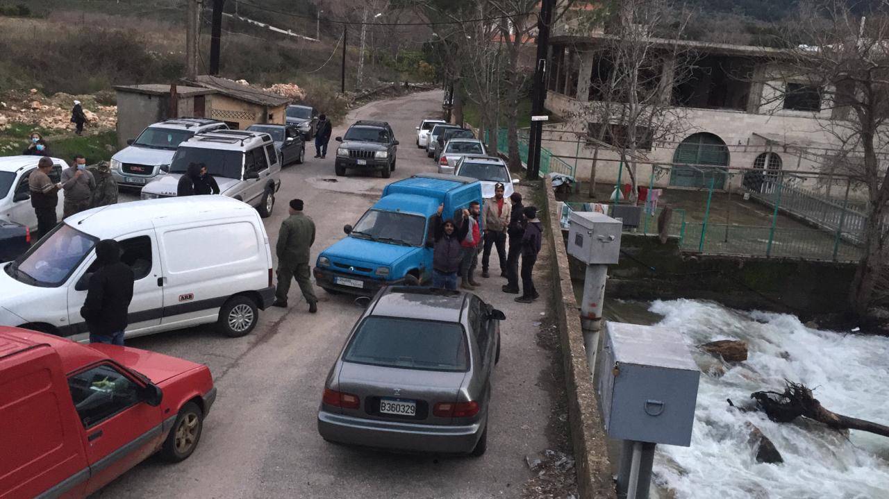 اهالي بسري والجوار قطعوا الطريق عند الجسر.. والسبب؟