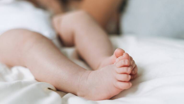 باحثون يحلون اللغز الطبي لمرض نادر مميت عند الأطفال الصغار