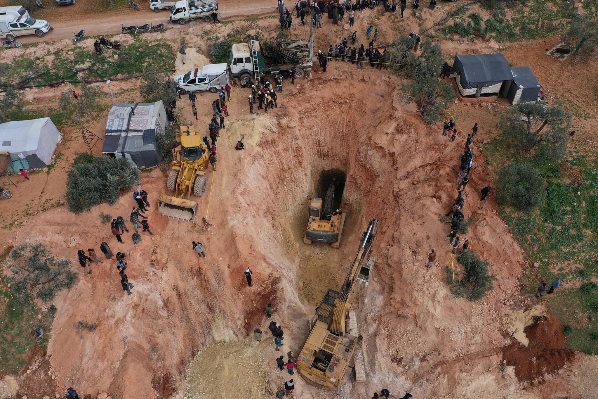 ساعة الصفر دقت.. فريق الإنقاذ بالمغرب يبدأ حفر نفق أفقي من 8 أمتار للوصول إلى الطفل ريان