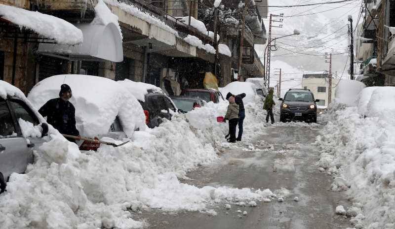 زحمة سير خانقة على الطرقات.. ومناشدات من بحمدون لإنقاذ المحتجزين