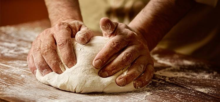بين " يلي هاجر راحت عليه" و"لا ما راحت عيلّي هاجر"... ولعت بين مخبزتين!
