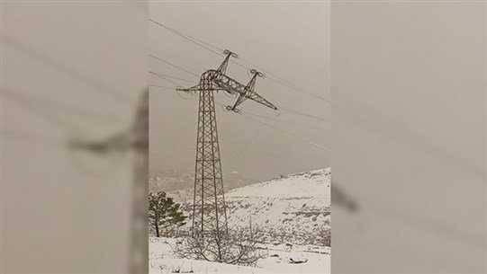 العاصفة الثلجية تقطع خط التوتر بين عاليه وصوفر!