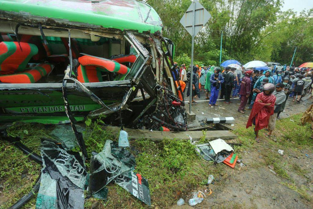 ضحايا وعشرات الجرحى في حادث حافلة في إندونيسيا
