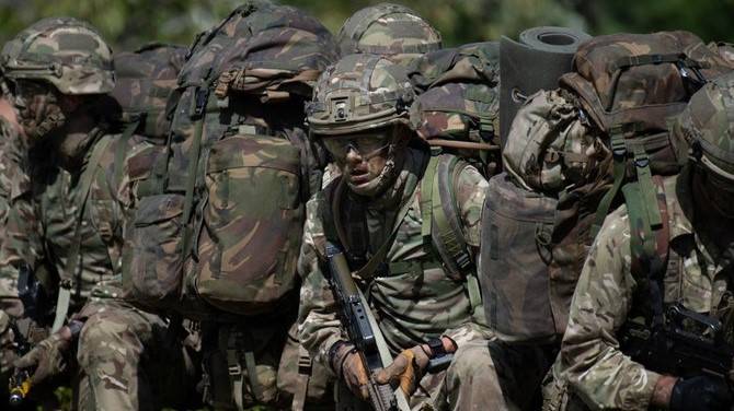 بريطانيا ترسل 350 جنديا إضافيا إلى بولندا