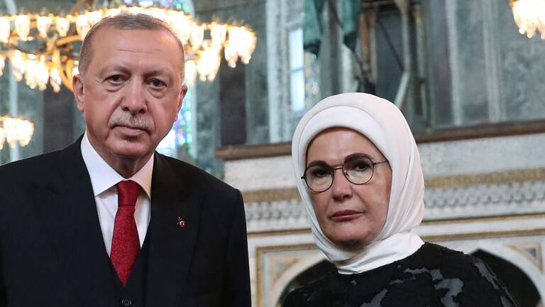اردوغان وزوجته يواصلان العمل من المنزل