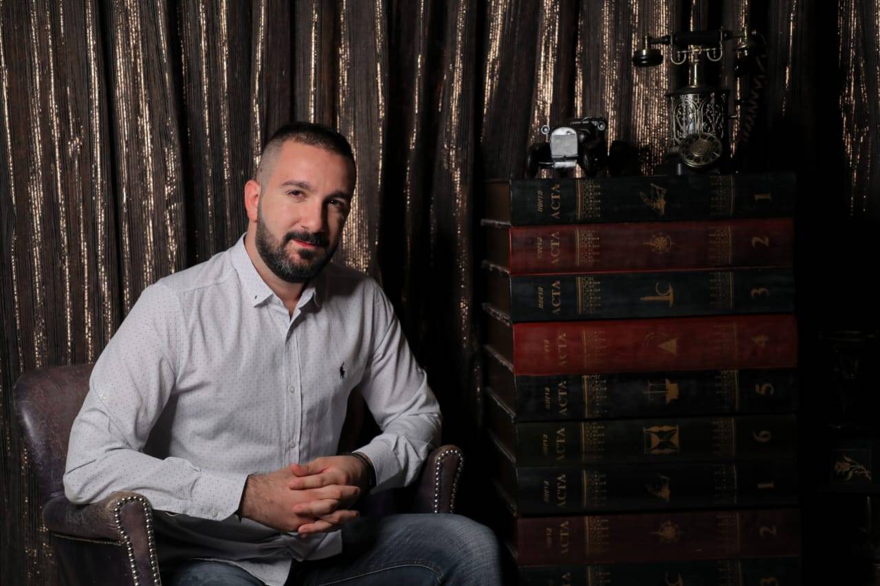 ايلي مكرزل يطلق برنامجه "بونجور بس مش للكل".. وما علاقة يزبك وهبه وكارول عبود؟