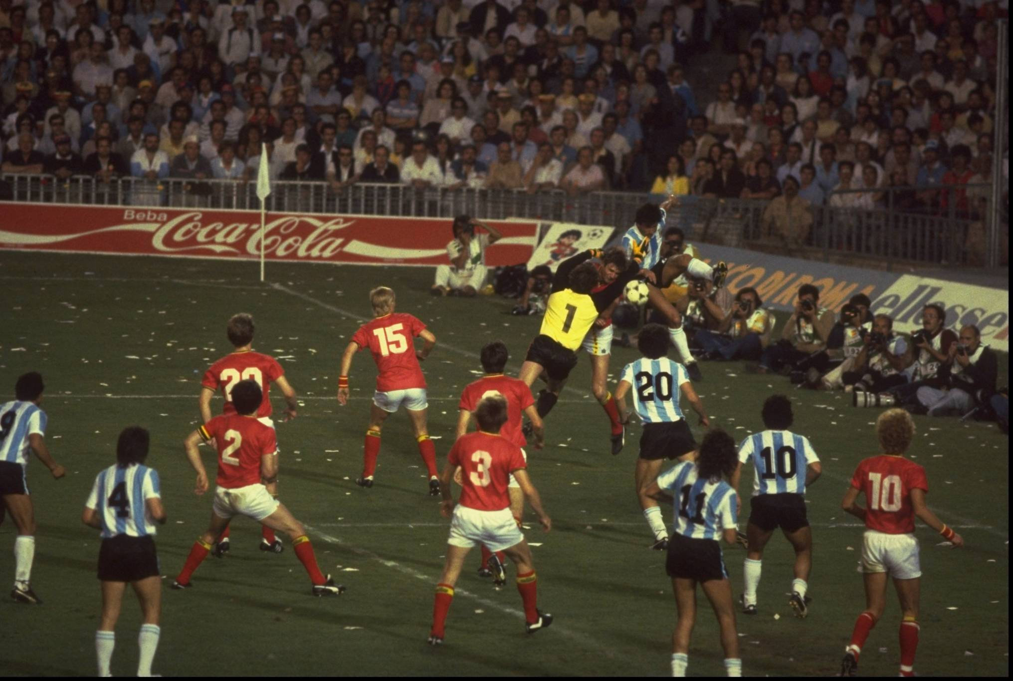 حكاية صورة - بلجيكا تهزم بطل كأس العالم افتتاحا