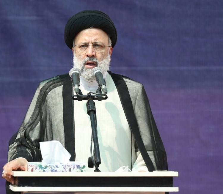 الإيرانيون يحتفلون بذكرى الثورة
 رئيسي: ننظر إلى المستقبل بأملٍ كبير