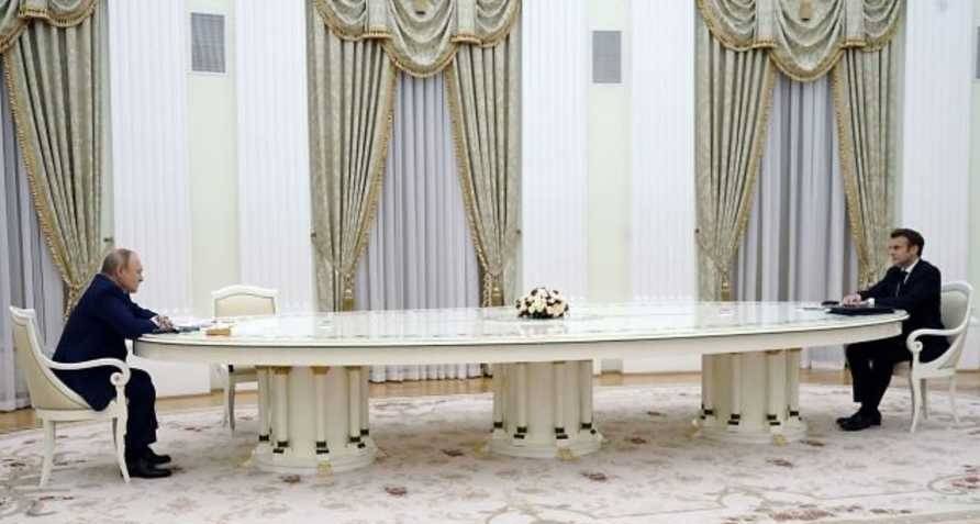 ما سرّ جلوس بوتين وماكرون على طاولة طولها 4 أمتار  خلال لقائهما؟