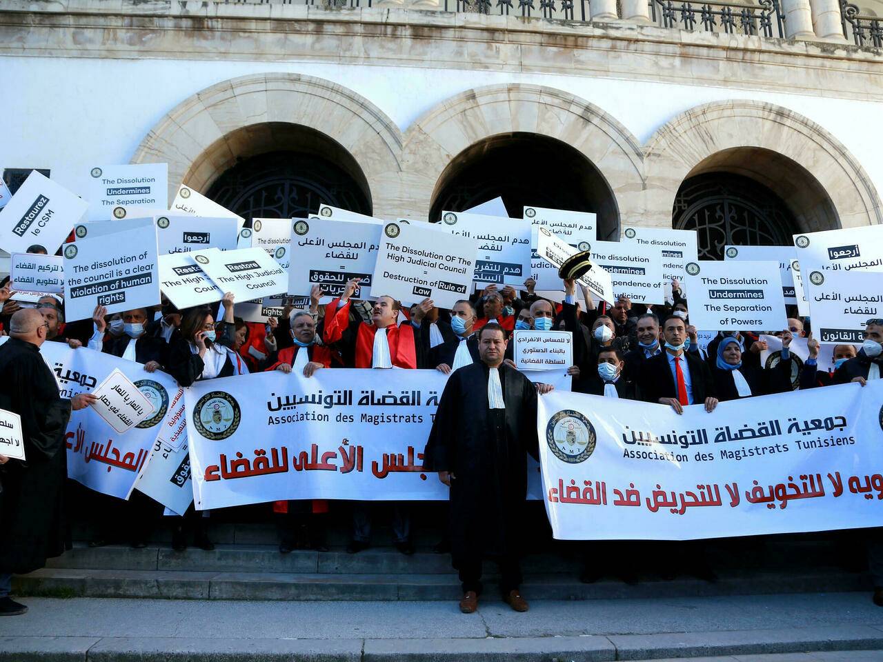 مئات القضاة والمحامين التونسيين يتظاهرون احتجاجا على حلّ المجلس الأعلى للقضاء