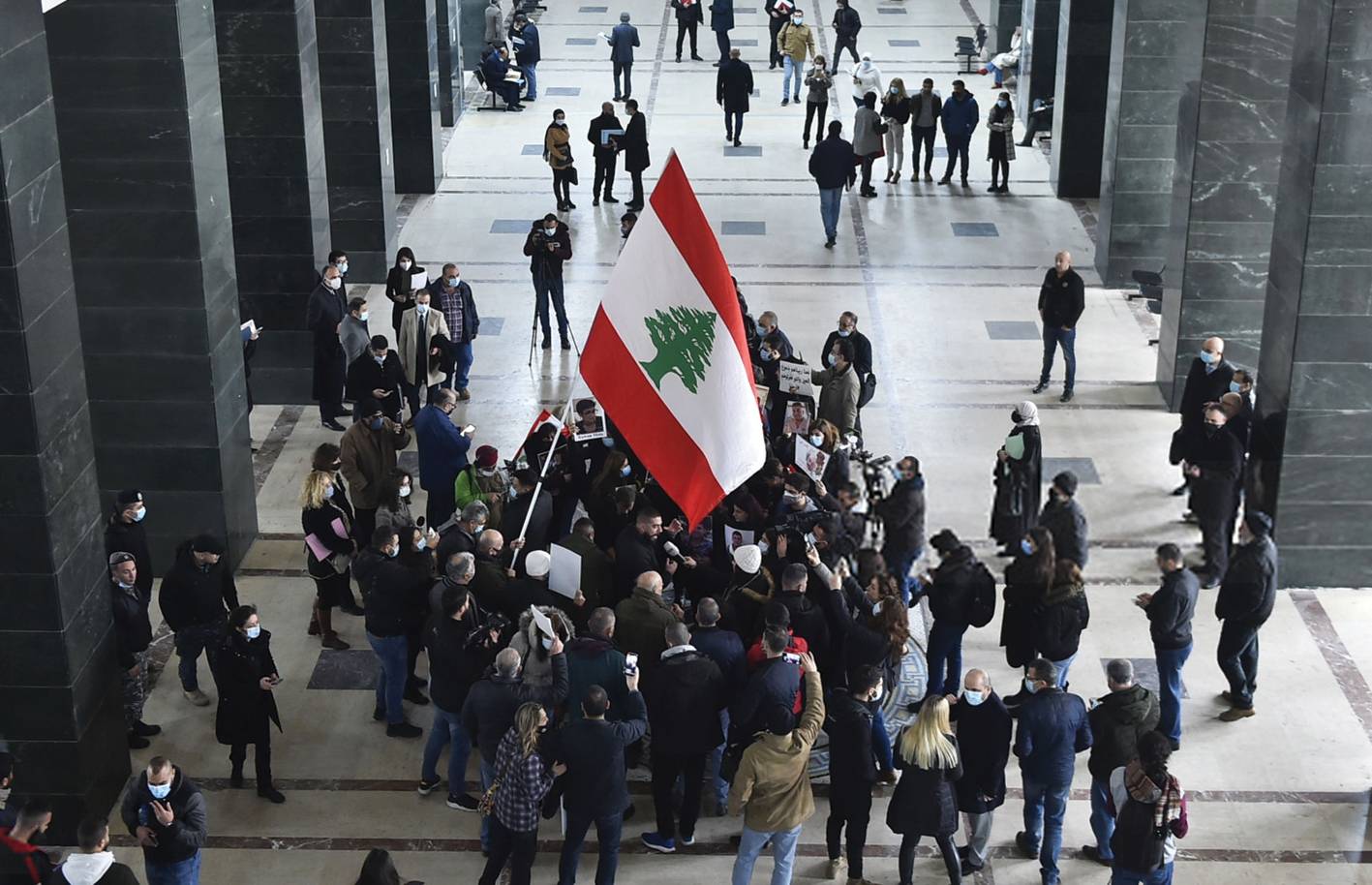 «إبتزاز» أميركي في الترسيم البحري... عون يُريده «الجائزة الكبرى» لعهده... وبري « ليس بأيّ ثمن»؟
صفقة بين ميقاتي ورئيس الجمهوريّة «تفخخ» جلسة الموازنة بالتعيينات... و«الثنائي الشيعي» غاضب
توقعات أميركيّة بتراجع اكثرية حزب الله الى 66 مقعدا... تباين مع السعودية في الملف الانتخابي!
