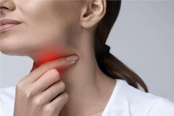 في المنزل.. كيف يتم علاج إحتقان الحلق بطرق طبيعية؟