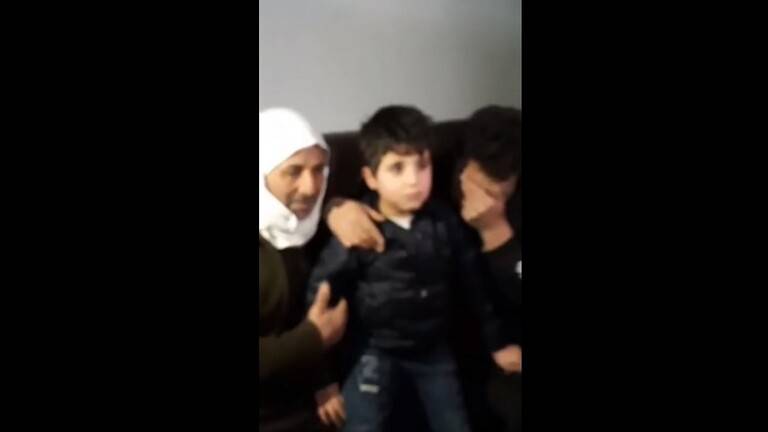 فيديو مؤثر- لحظة لقاء الطفل المحرّر فواز قطيفان بأهله
