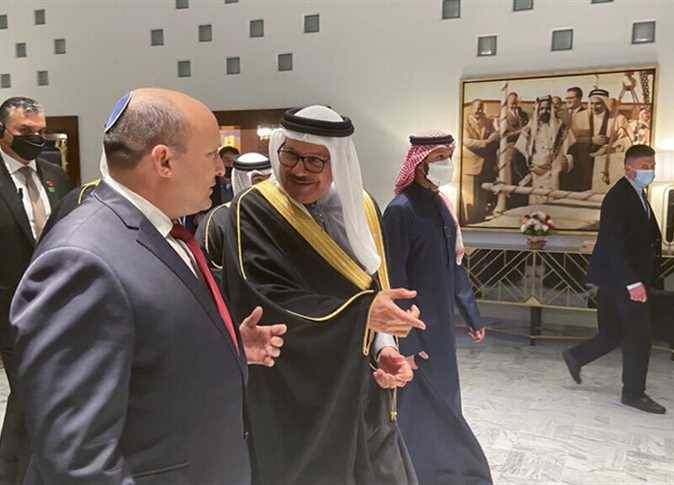 بينيت يصل البحرين في أول زيارة رسمية اليها