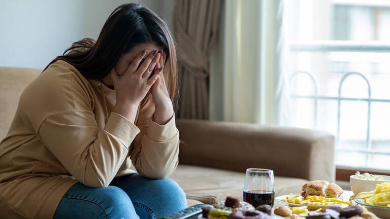 أدلة في الدماغ تربط بين الألم المزمن وسلوك الأكل المضطرب
