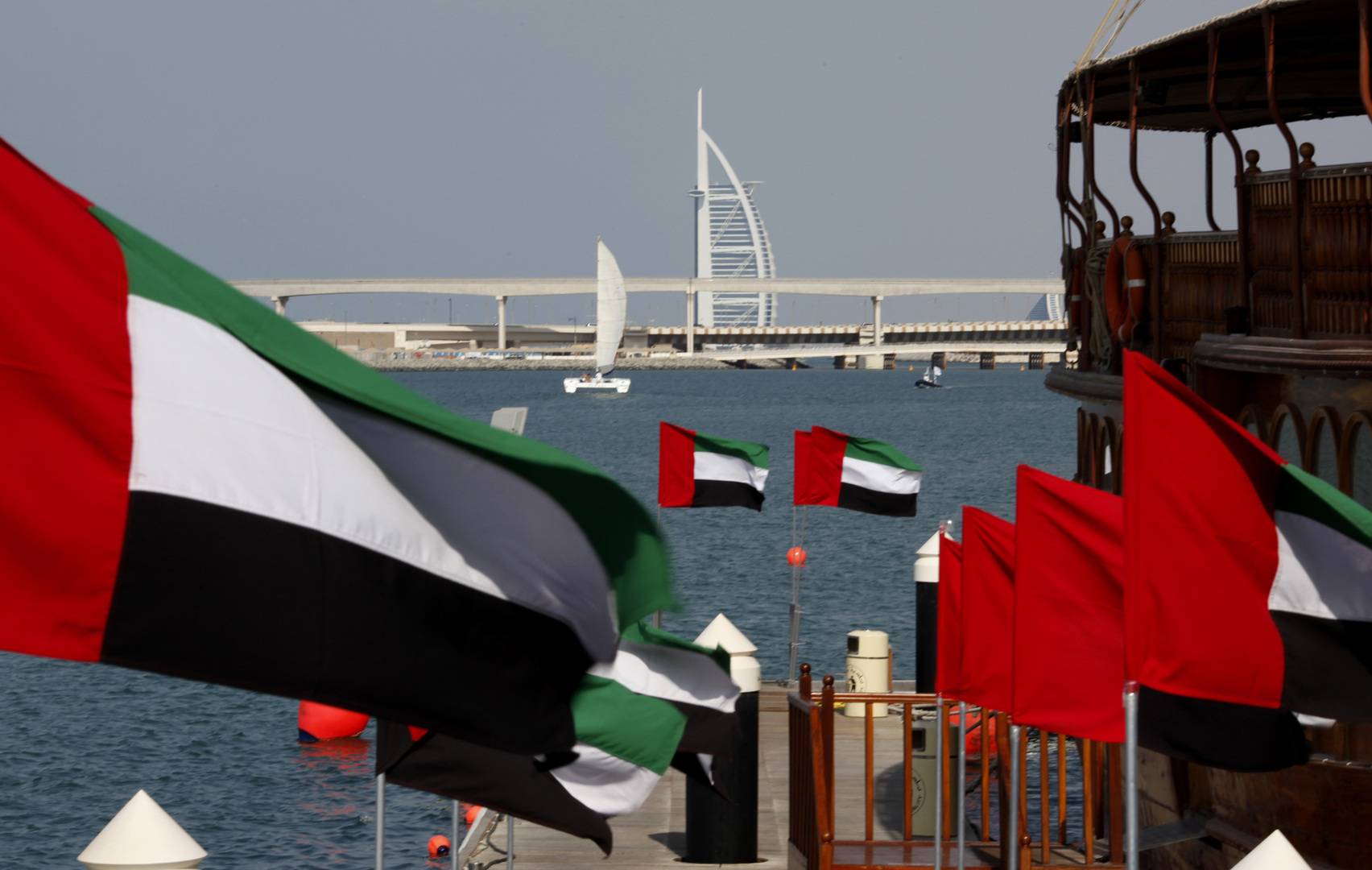 الإمارات توفر للأجانب 5 فئات من تأشيرات الإقامة الطويلة دون كفيل