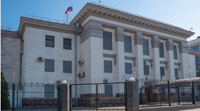 دبلوماسيون روس بدأوا بمغادرة أوكرانيا