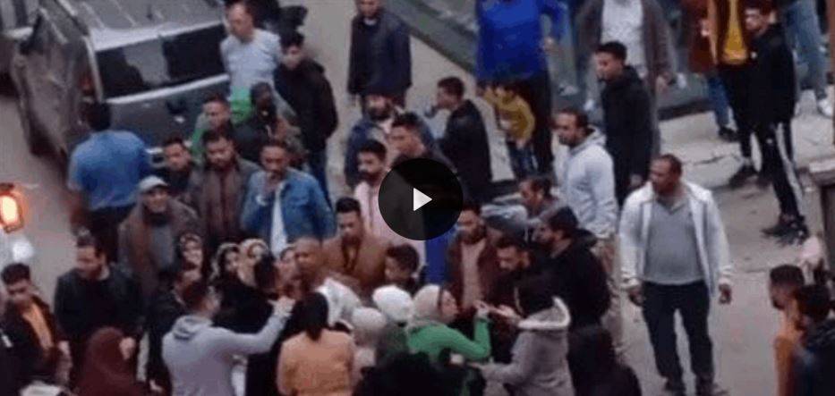 بالفيديو- سقطت أرضاً بثوب زفافها.. عروس وعريس يتشاجران وسط الشارع خلال زفتهما