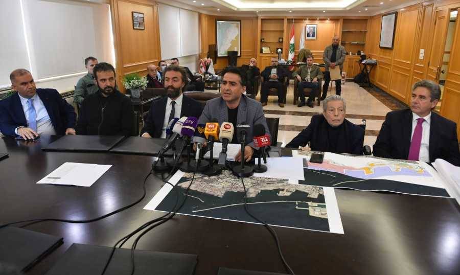 حميّه يُعلن فوز شركة  CMA-CGM باتفاق توقيع 
عقد إدارة وتشغيل وصيانة محطة الحاويات في المرفأ
