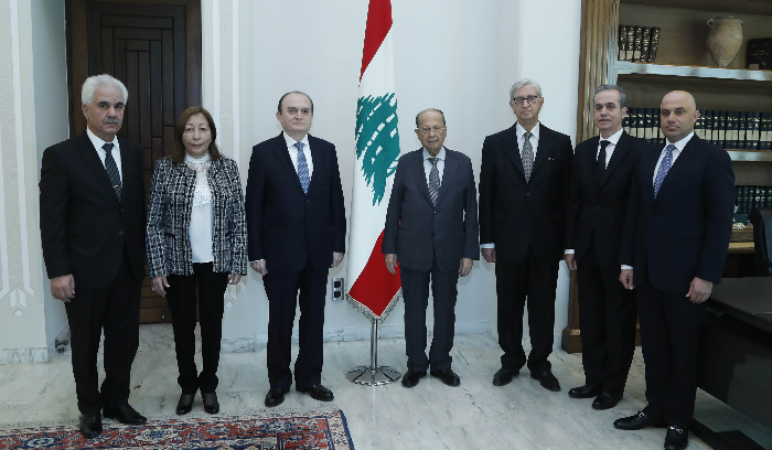 رئيس واعضاء "الهيئة الوطنية لمكافحة الفساد" أدّوا قسم اليمين القانونيّة
عون: إصراري على نتائج عمليّة التدقيق لا ينطلق من اعتبارات شخصيّة
بل من حق اللبنانيين أن يعرفوا أين ذهبت أموالهم وتعبهم وجنى العمر