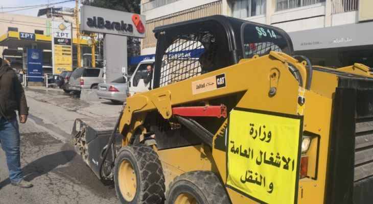 ورش وزارة الاشغال بدات ترميم
كل الحفر على اوتوستراد انطلياس