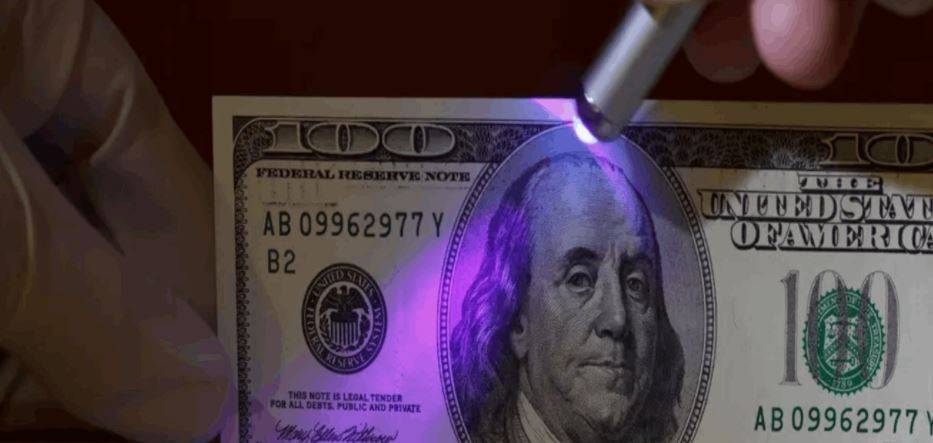 هام جداً.. هكذا تتعرفون على الدولار المزور بدون استخدام أجهزة الكشف