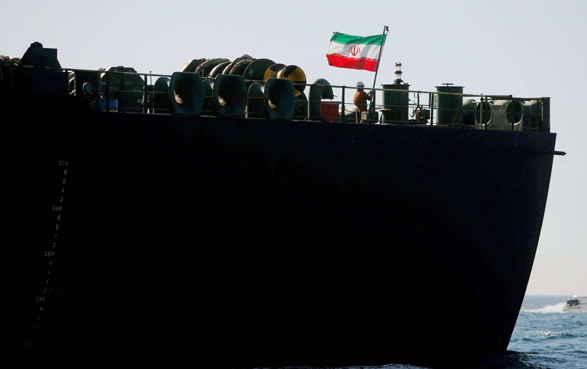 طهران تخزن كميات ضخمة من الخام في منصات
عائمة ومستودعات في الخارج بانتظار رفع العقوبات