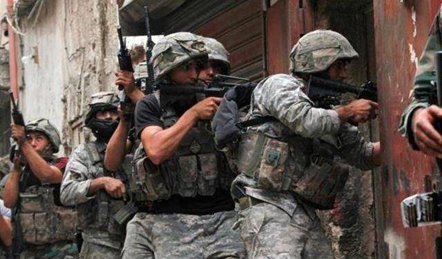 الجيش: مداهمة منازل مطلوبين في الشراونة – بعلبك وضبطت مخدرات مختلفة الأنواع وذخائر حربية