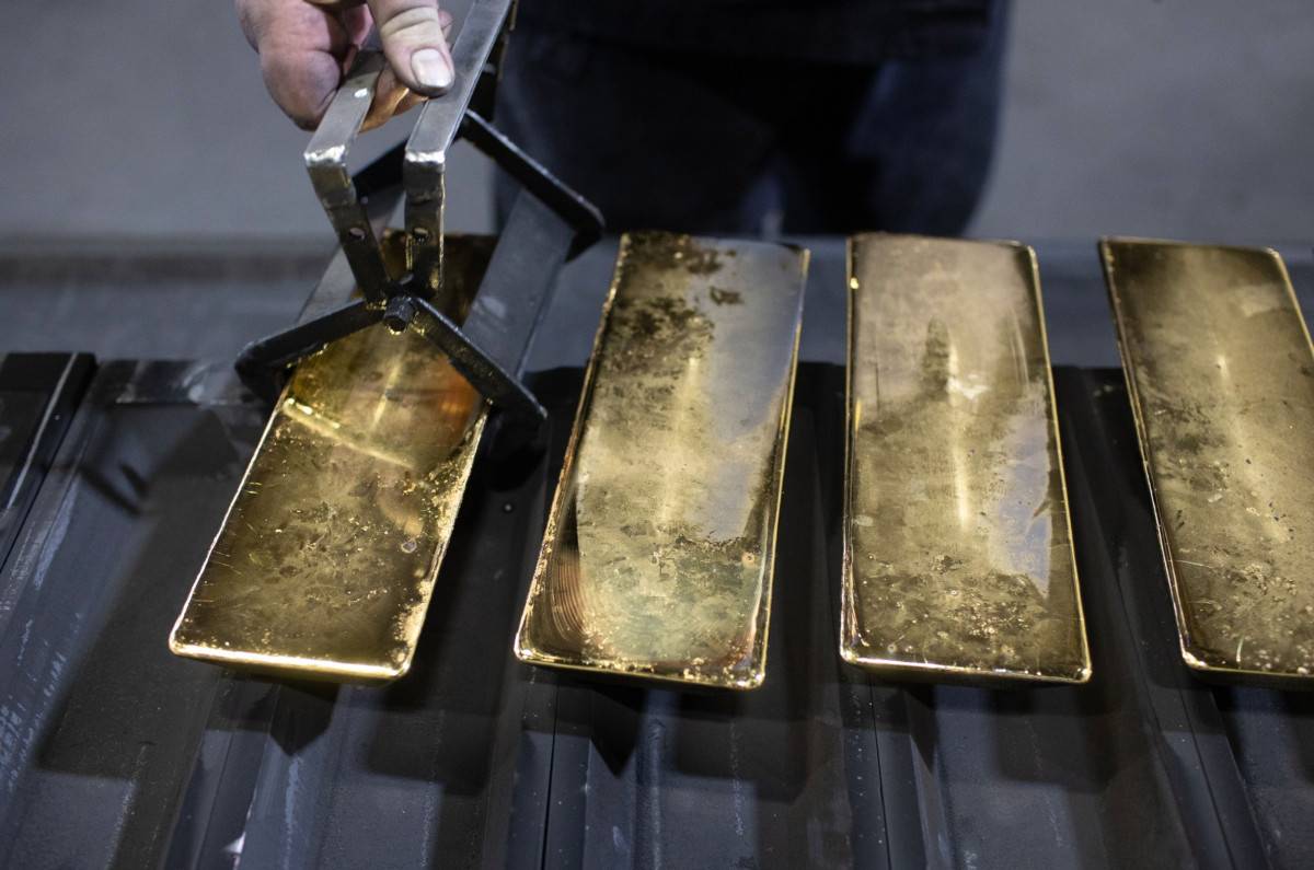 التجار يتجهون لملاذات العملات بعد أن ضربت الفائدة أسواق السندات