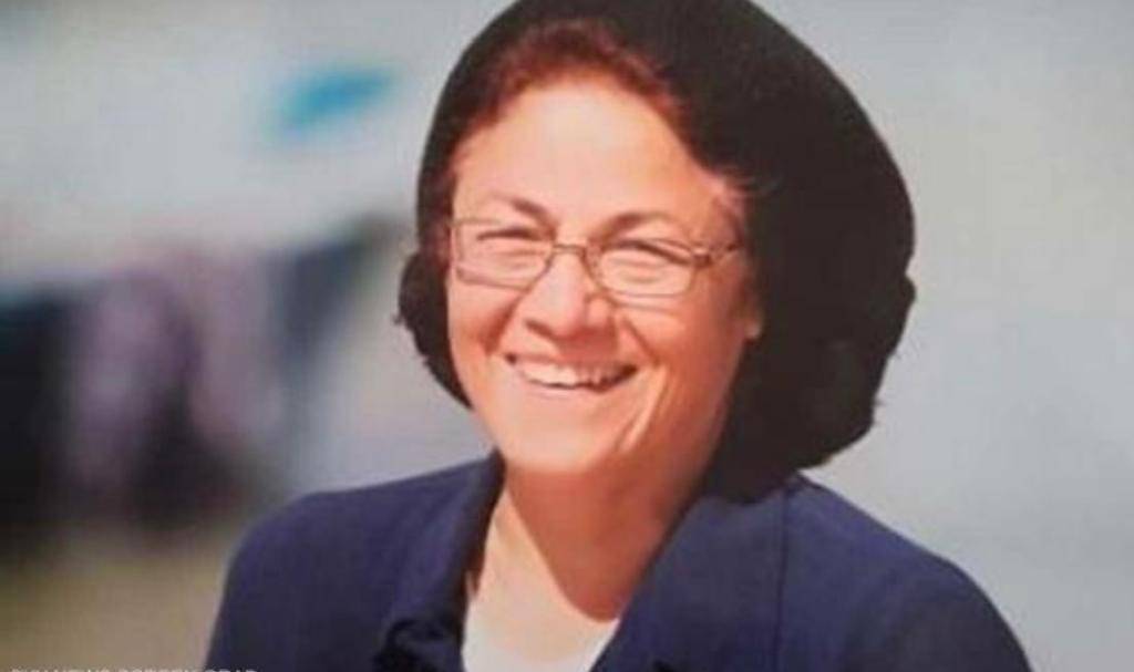 مصرية عادت من كندا بعد 35 سنة غربة تنذر عمرها لتنظيف شوارع بلادها من 