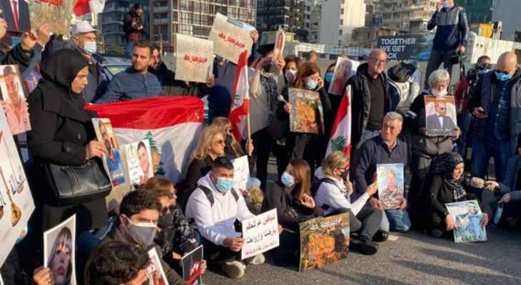 أهالي ضحايا انفجار المرفأ قطعوا الطريق
أمام تمثال المغترب رفضًا لهدم الإهراءات