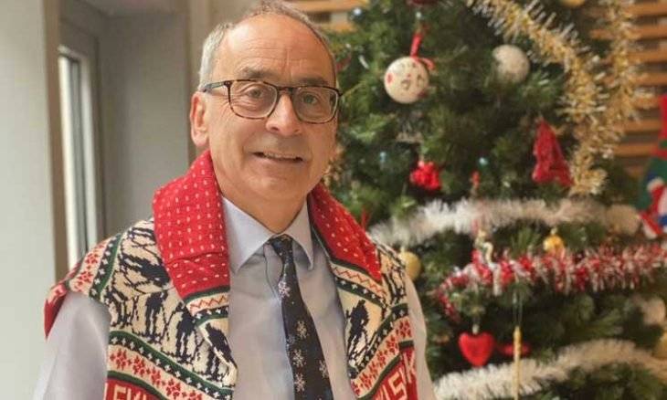 بالصور- السفير البريطاني في المغرب يتحول إلى "حكواتي" في مراكش