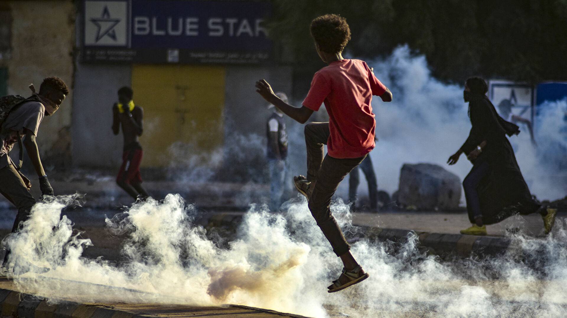 الشرطة السودانية تطلق الغاز المسيل للدموع لتفريق المتظاهرين في الخرطوم