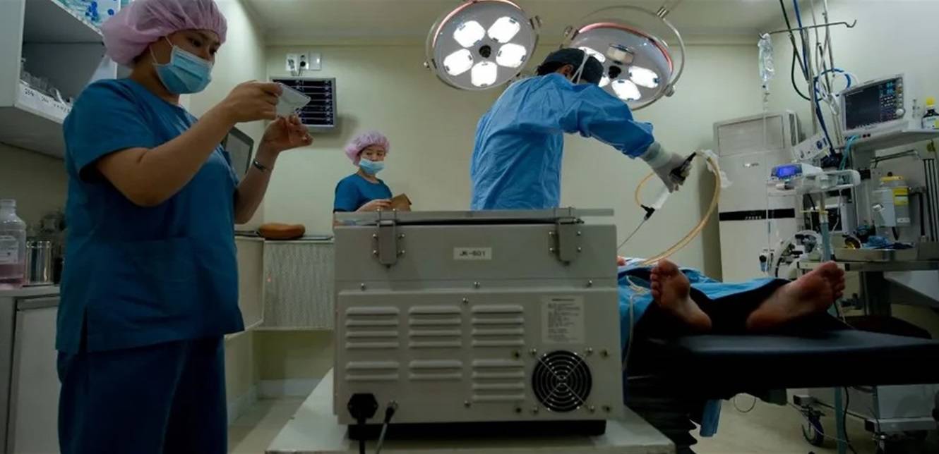 عمليات شفط الدهون.. كيف تفرق بين المضاعفات والخطأ الطبي؟