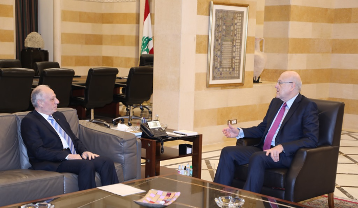 وزير الدفاع عرض الأوضاع
مع رئيسيّ المجلس والحكومة