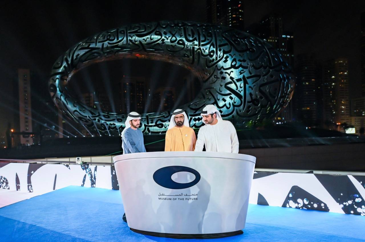محمد بن راشد يفتتح متحف "المستقبل" في دبي