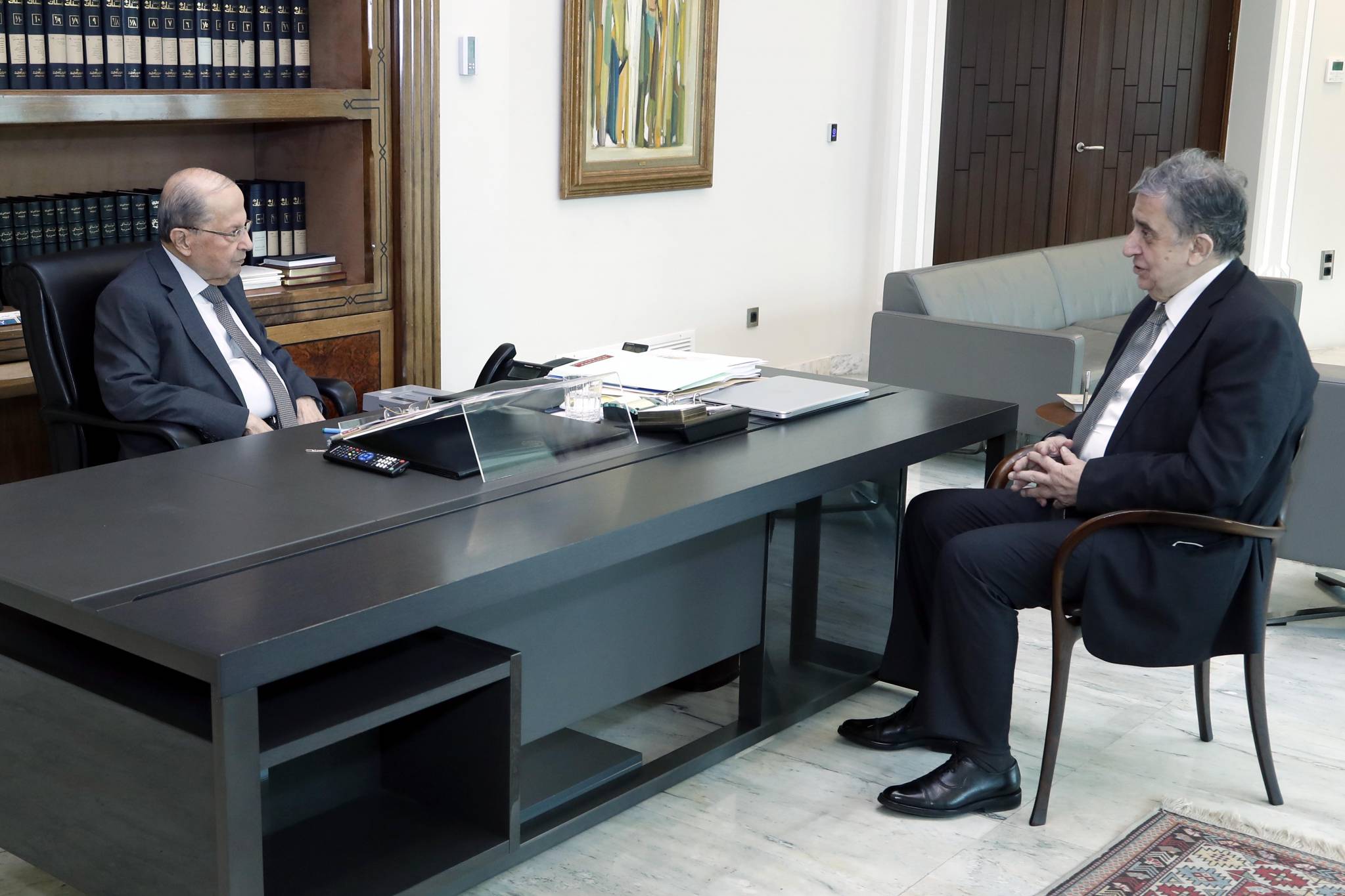 وقّع مرسوم إعطاء مُساعدة إجتماعيّة للقطاع العام
عون: التنازل في التفاوض عن حقوق لبنان
ليس صحيحاً... والنقاشات ستحفظ حقوقه وثروته
